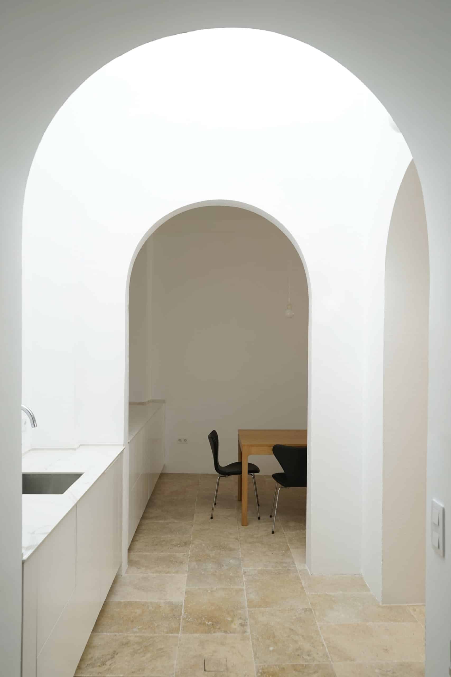 Arco blanco minimalista. Composición arquitectónica en tonos naturales.